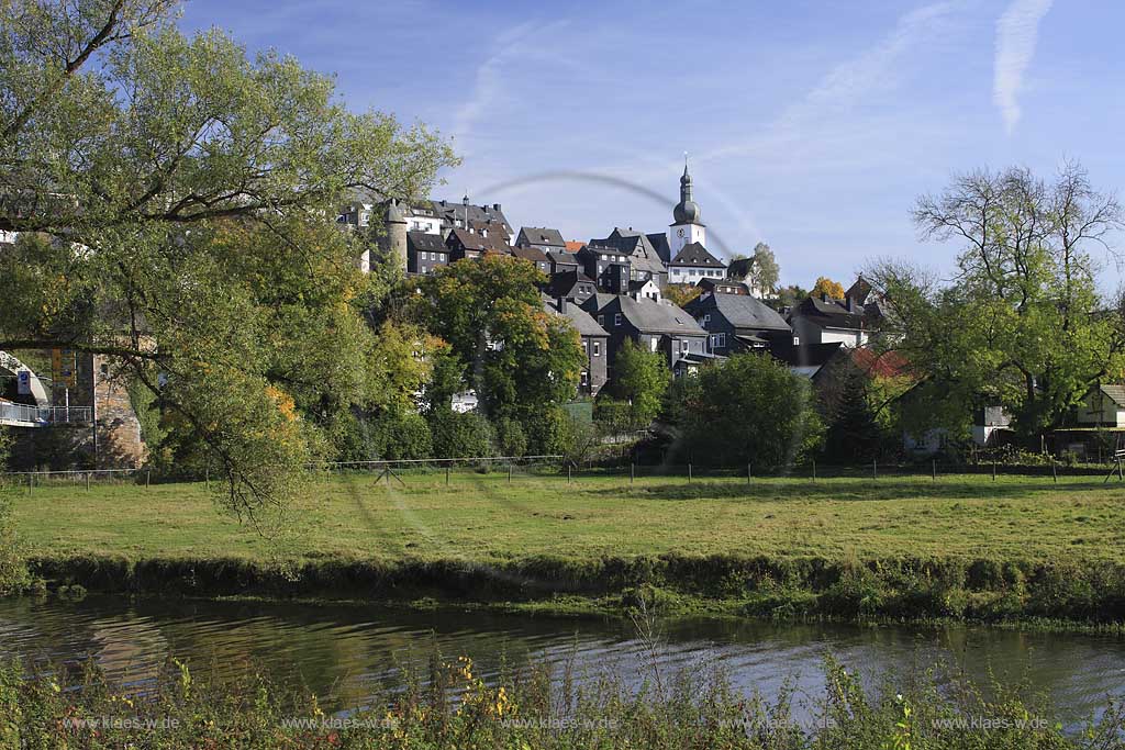 Blick auf die Stadt Arnsberg mit dem weithin sichbaren Wahrzeichen der Stadt dem Glockenturm mit seiner barocken Haube 