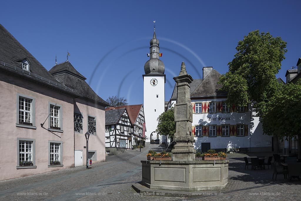 Arnsberg, Blick ueber den alten Markt mit dem Rathaus, Glockenturm und Maximilianbrunnen; Arnsberg, view over the old marketplace to the city hall, bell tower and fount Maximilianbrunnen