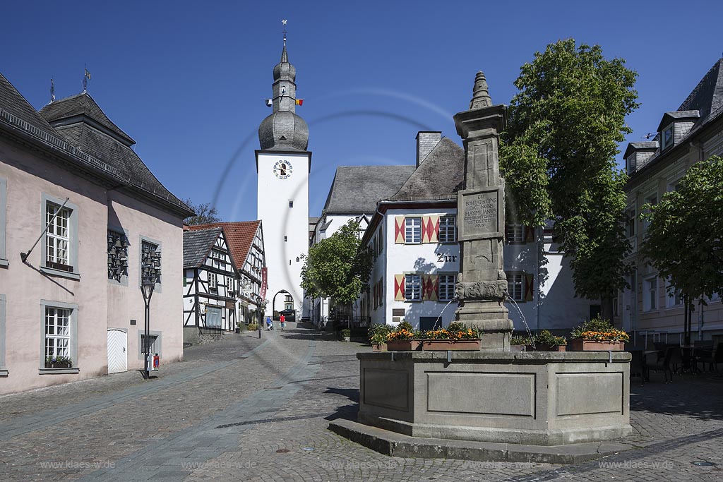 Arnsberg, Blick ueber den alten Markt mit dem Rathaus, Glockenturm und Maximilianbrunnen; Arnsberg, view over the old marketplace to the city hall, bell tower and fount Maximilianbrunnen