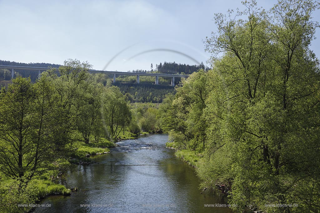 Arnsberg-Oeventrop, Ruhr mit Talbrcke