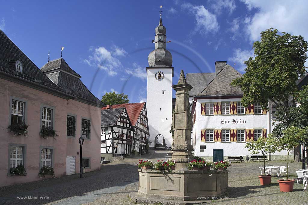 Arnsberg, Blick auf alter Markt mit Brunnen und Glockenturm, Sauerland