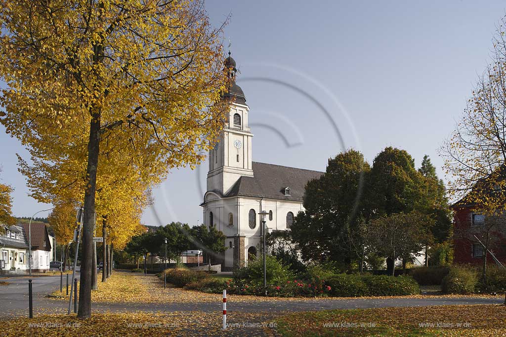 Arnsberg Bruchhausen Pfarrkirche St. Maria Magdalena und Luzia im Herbst mit bunt verfaerbten Linden