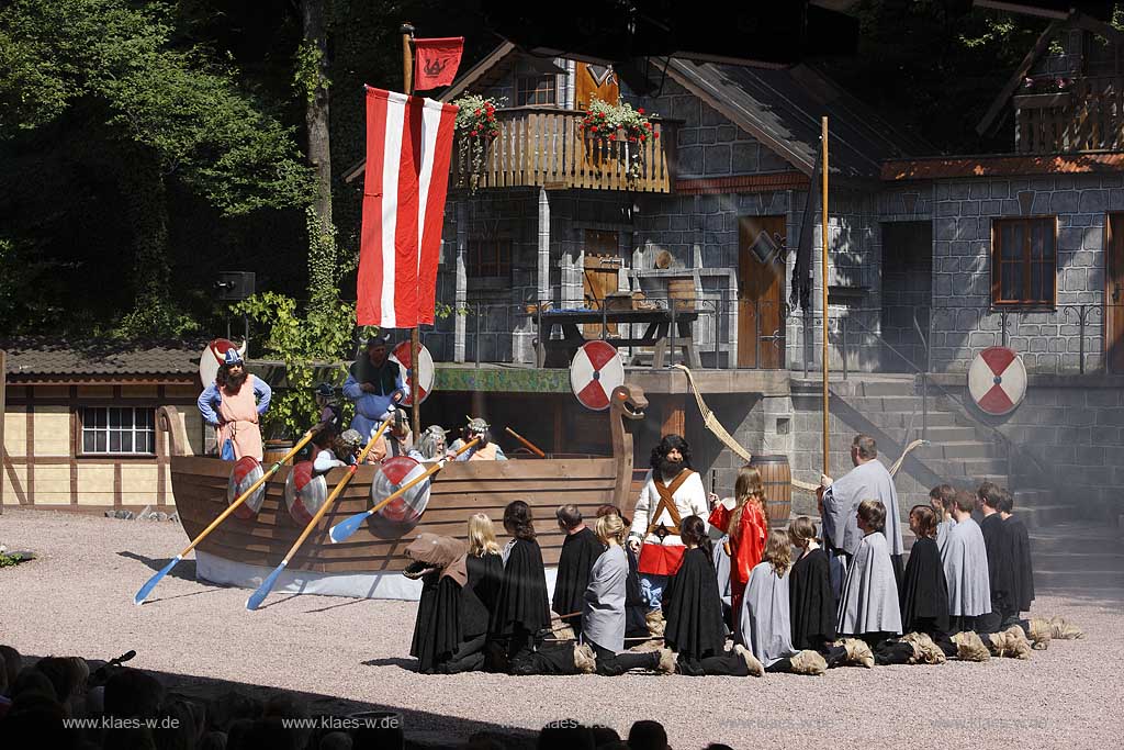 Blick auf die Auffuehrung Wickie und die starken Maenner auf der Freilichtbuehne in Arnsberg Herdringen im Sauerland mit Sicht auf Wikingerschiff und Wikinger