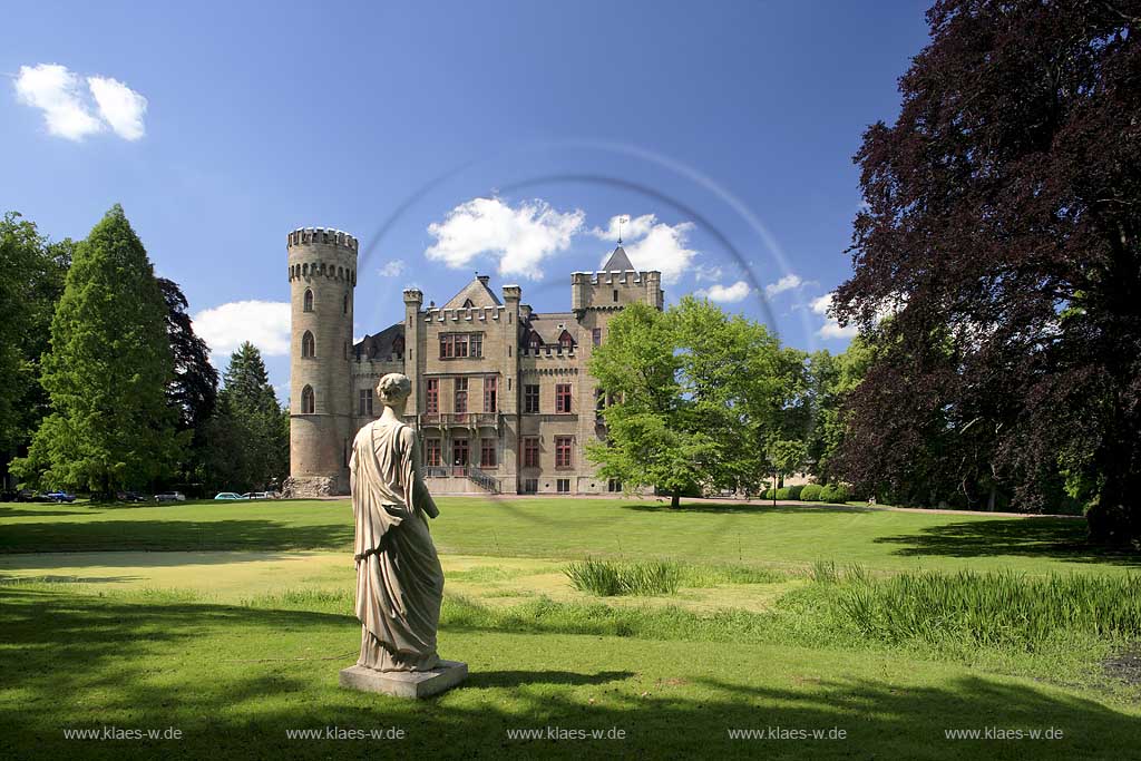 Arnsberg-Herdringen, Blick auf Schloss Herdringen mit Schlosspark und Sicht auf Statue, Sauerland, Hochsauerland