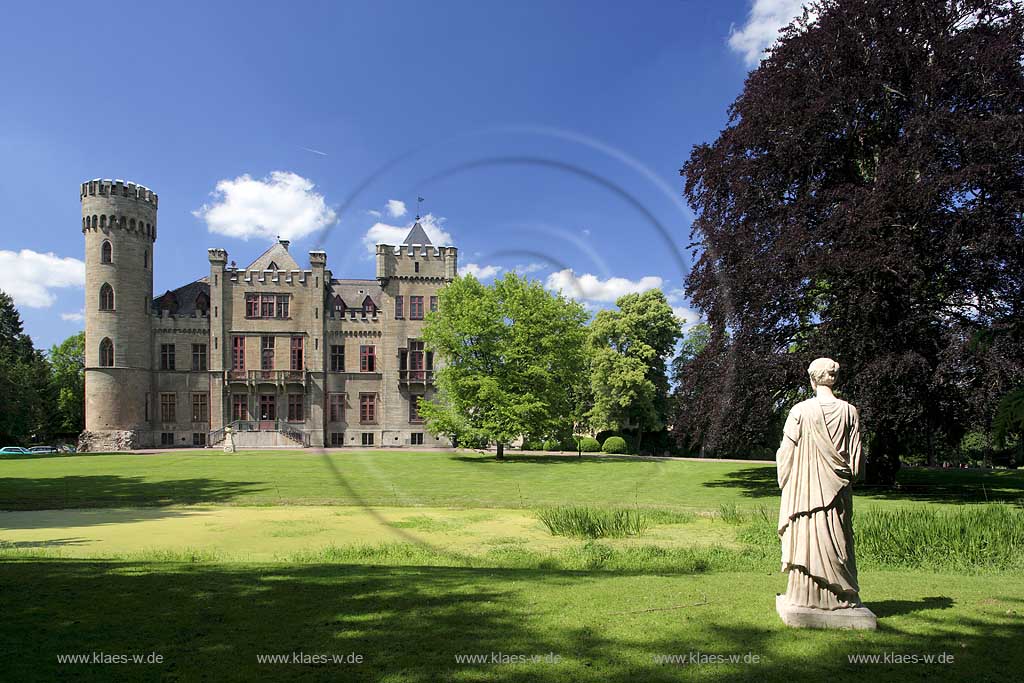 Arnsberg-Herdringen, Blick auf Schloss Herdringen mit Schlosspark und Sicht auf Statue, Sauerland, Hochsauerland