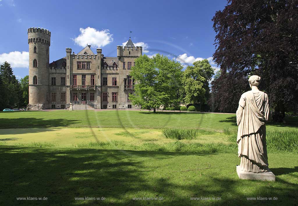 Arnsberg-Herdringen, Blick auf Schloss Herdringen mit Schlosspark und Sicht auf Statue, Sauerland, Hochsauerland