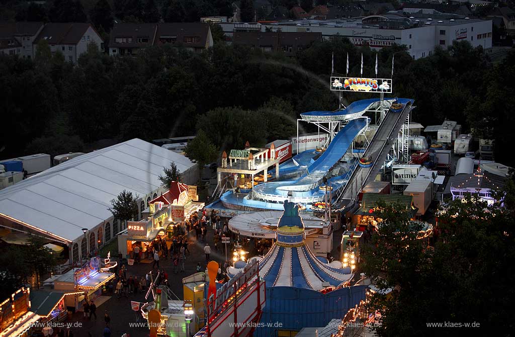 Neheim-Hsten, Neheim-Huesten, Hochsauerlandkreis, Hstener Kirmes, Blick vom Riesenrad Nachts auf Wasserrutsche Atlantis, Sauerland