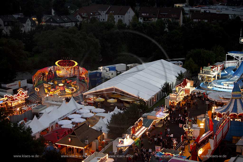 Neheim-Hsten, Neheim-Huesten, Hochsauerlandkreis, Hstener Kirmes, Blick vom Riesenrad Nachts auf Festzelt, Sauerland