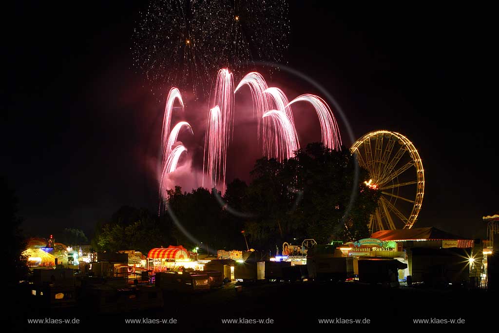 Neheim-Hsten, Neheim-Huesten, Hochsauerlandkreis, Hstener Kirmes, Blick auf Feuerwerk mit Riesenrad und Schaustellerbuden, Sauerland