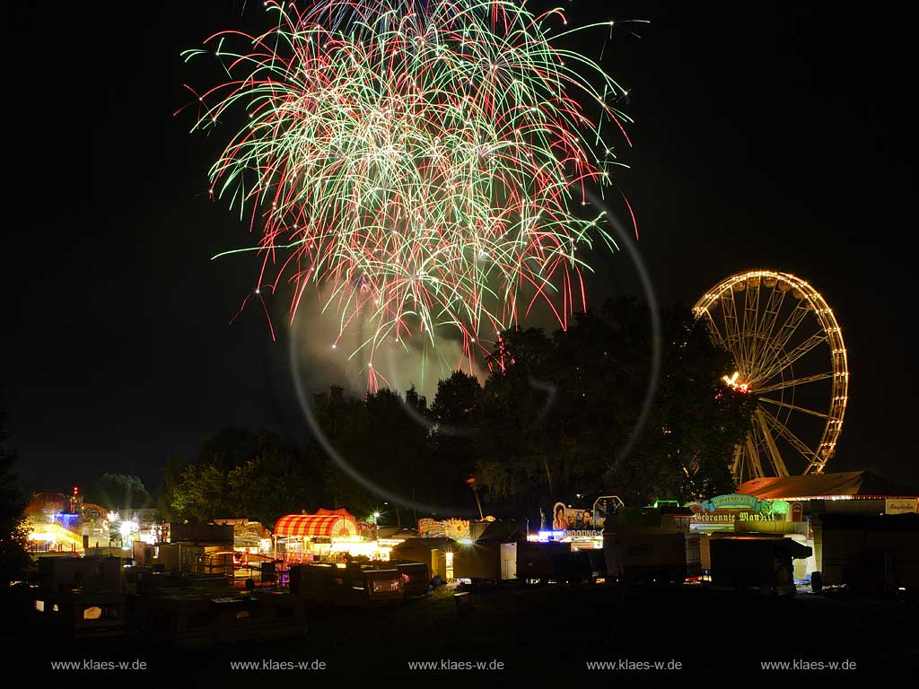 Neheim-Hsten, Neheim-Huesten, Hochsauerlandkreis, Hstener Kirmes, Blick auf Feuerwerk mit Riesenrad und Schaustellerbuden, Sauerland