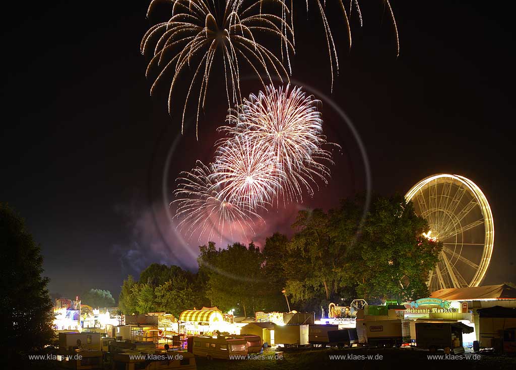 Neheim-Hsten, Neheim-Huesten, Hochsauerlandkreis, Hstener Kirmes, Blick auf Feuerwerk mit Riesenrad und Schaustellerbuden, Sauerland