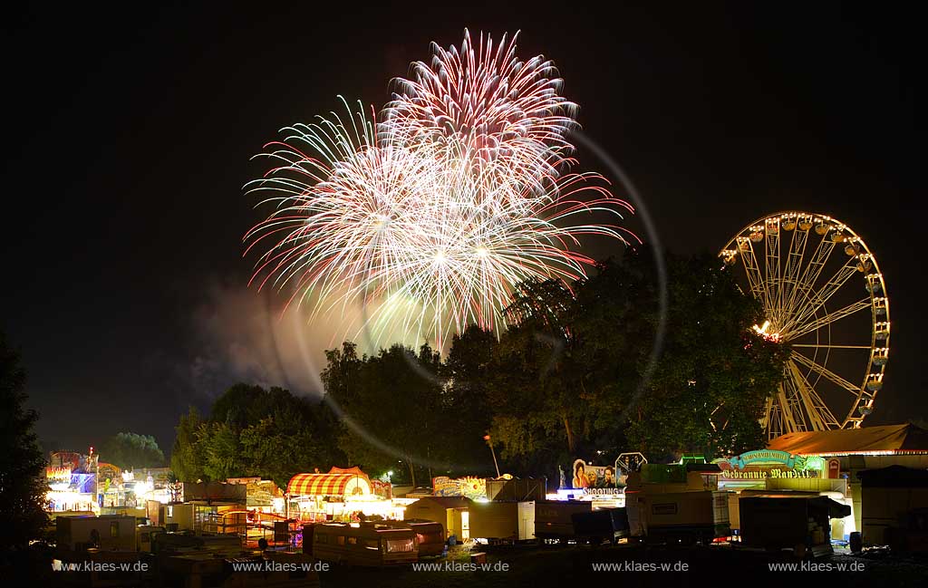 Neheim-Hsten, Neheim-Huesten, Hochsauerlandkreis, Hstener Kirmes, Blick auf Feuerwerk mit Riesenrad und Schaustellerbuden, Sauerland