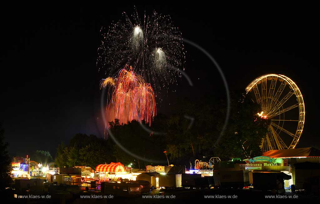 Neheim-Hsten, Neheim-Huesten, Hochsauerlandkreis, Hstener Kirmes, Blick auf Feuerwerk mit Riesenrad und Schaustellerbuden, Sauerland