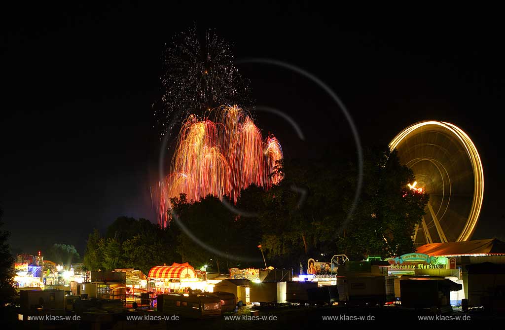 Neheim-Hsten, Neheim-Huesten, Hochsauerlandkreis, Hstener Kirmes, Blick auf Feuerwerk mit Riesenrad und Schaustellerbuden, Sauerland