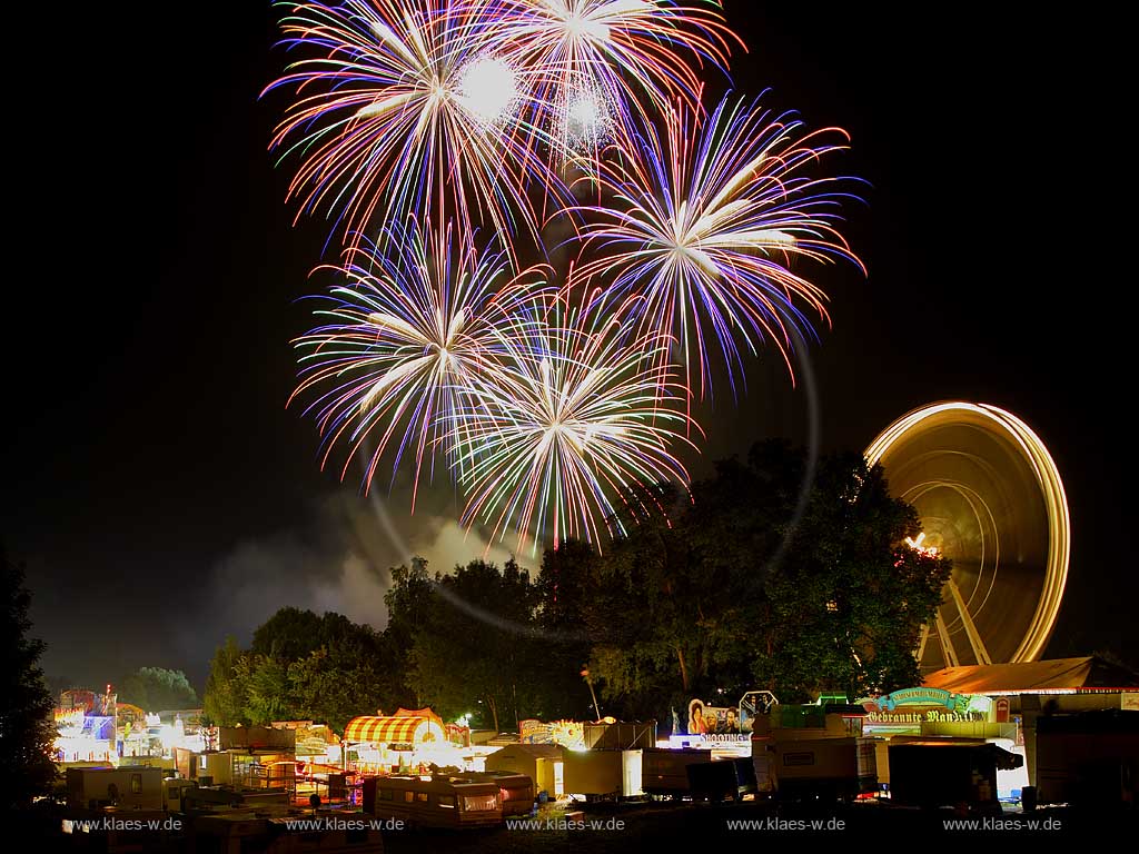 Neheim-Hsten, Neheim-Huesten, Hochsauerlandkreis, Hstener Kirmes, Blick auf Feuerwerk mit Riesenrad und Schaustellerbuden, Sauerland