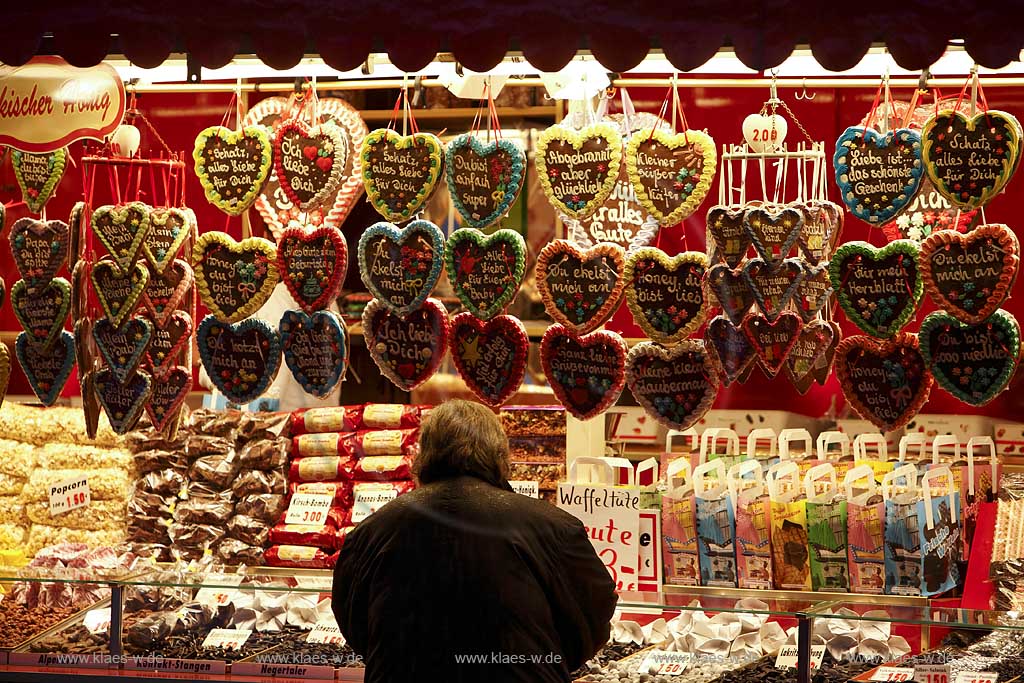 Neheim-Hsten, Neheim-Huesten, Hochsauerlandkreis, Hstener Kirmes, Blick auf Suesswaren Geschaeft, Ssswaren Geschft, Sauerland