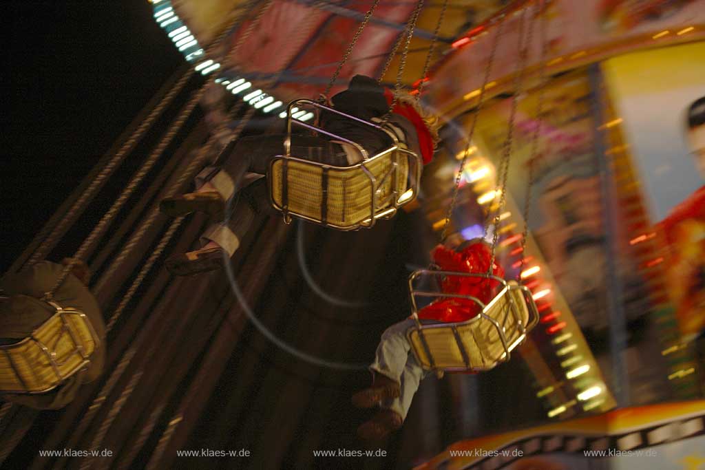 Neheim-Hsten, Neheim-Huesten, Hochsauerlandkreis, Hstener Kirmes, Blick auf Kettenkarusel Wellenflieger bei Nacht, Sauerland