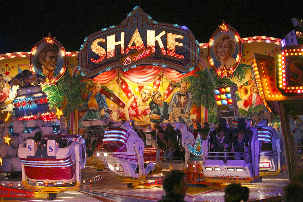 Neheim-Hsten, Neheim-Huesten, Hochsauerlandkreis, Hstener Kirmes, Blick auf Besucher des Karusel Shake bei Nacht, Sauerland