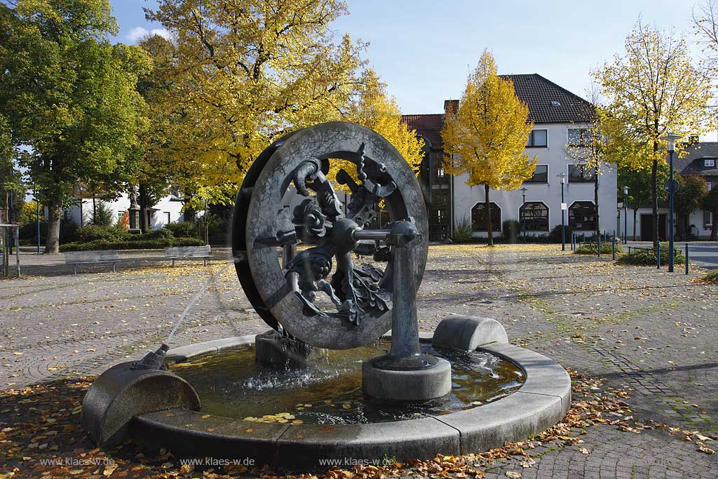 Das Wasserrad des  1993 von dem Knstler Reinhold Schrder geschaffene Marktbrunnen auf dem Kirchplatz in Arnsberg Hsten Huesten soll die Entwicklung Hstens versinnbildlichen: Landwirtschaft und Industrie die Speichen, die in den Speichen angeordneten Figurgern verkrpern mit dem Httenwerker die Industire mit dem Baum die Forstwirtschaft mit derZiege die Tierzucht mit der Buerin die Landwirtschft daber hinaus verkoerpern Roboter und Satelit die Technologie bzw. Raumfahrt