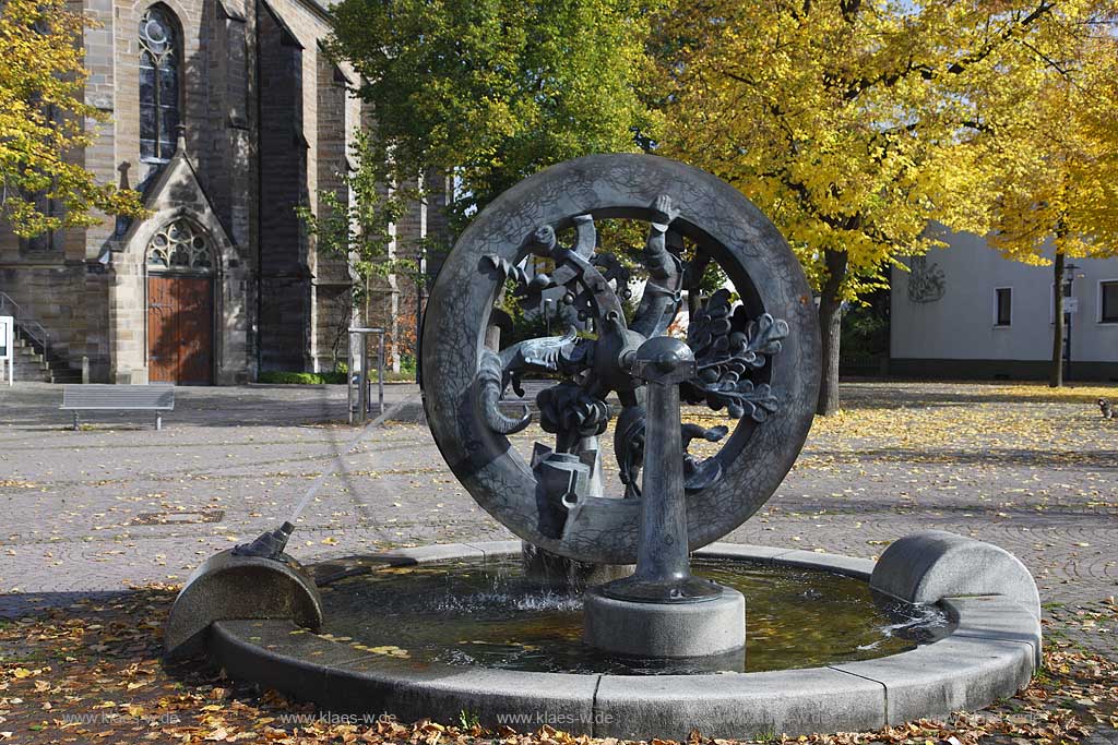 Das Wasserrad des  1993 von dem Knstler Reinhold Schrder geschaffene Marktbrunnen auf dem Kirchplatz in Arnsberg Hsten Huesten soll die Entwicklung Hstens versinnbildlichen: Landwirtschaft und Industrie die Speichen, die in den Speichen angeordneten Figurgern verkrpern mit dem Httenwerker die Industire mit dem Baum die Forstwirtschaft mit derZiege die Tierzucht mit der Buerin die Landwirtschft daber hinaus verkoerpern Roboter und Satelit die Technologie bzw. Raumfahrt