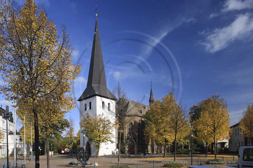 Katholische Neugotische Pfarrkirche St. Petri in Arnsberg Hsten Huesten Grundsteinegung im Jahre 1861 mit dem 1993 von dem Knstler Reinhold Schrder geschaffenen Marktbrunnen auf dem Kirchplatz