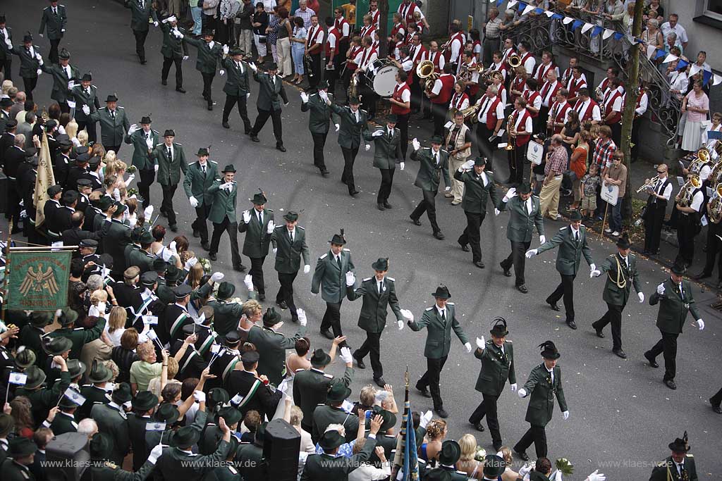 Neheim, Huesten, Hsten, Schuetzenfest, Schtzenfest, Blick auf Festzug, Hochsauerlandkreis, Sauerland