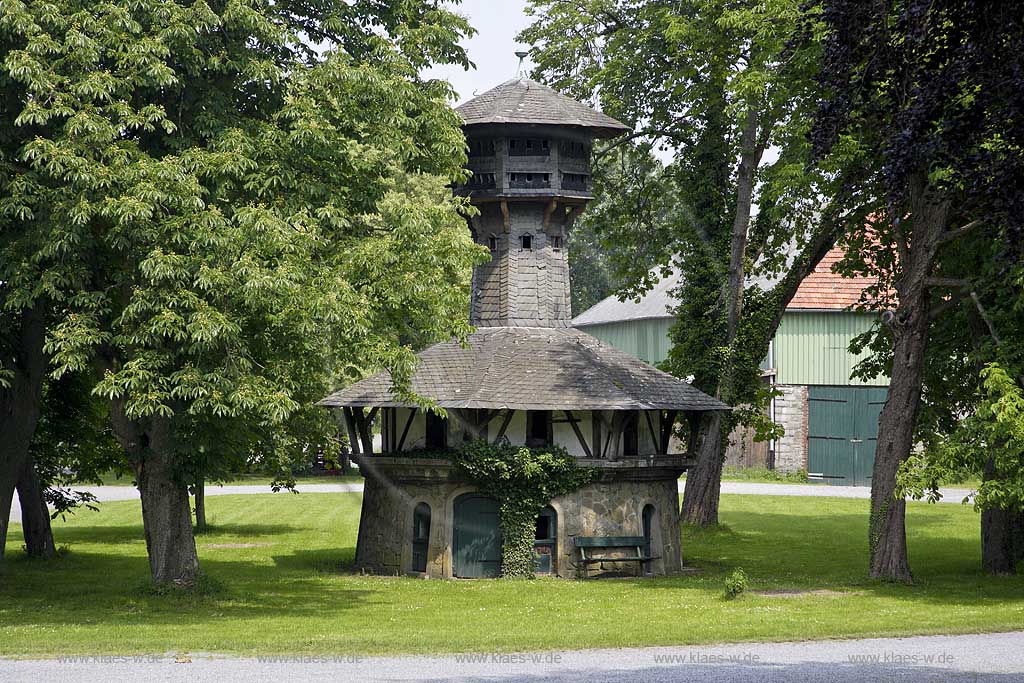 Arnsberg, Oelinghausen, Blick auf Taubenhaus im Klostergehoeft, Sauerland