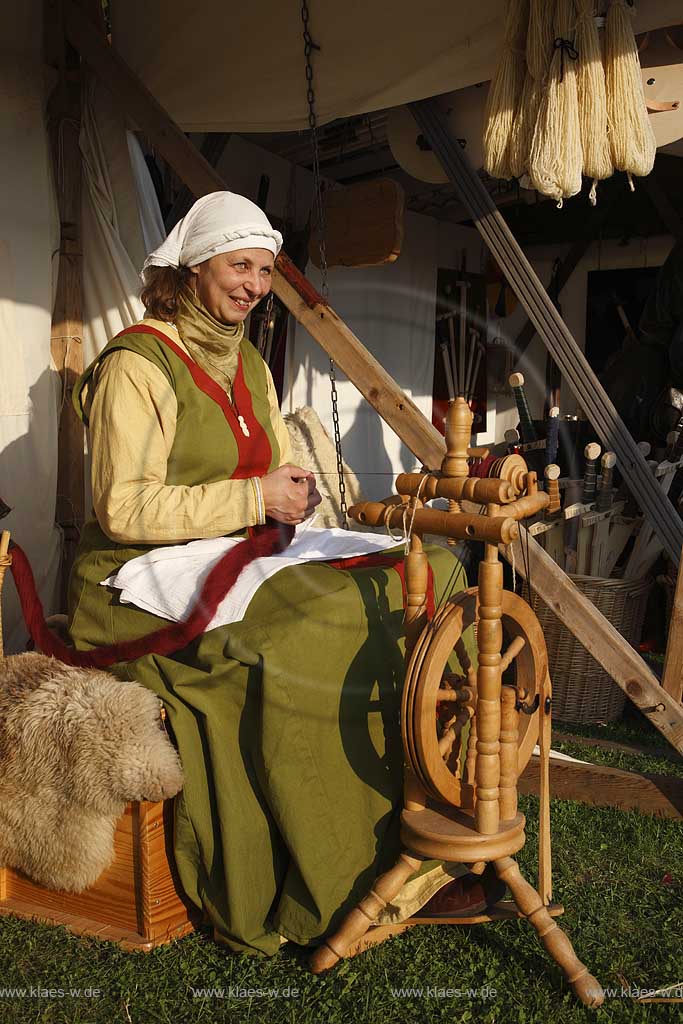 Blick auf Mittelalterliches Spectaculum bei der Schlossruine zu Arnsberg im Sauerland mit Sicht auf alte Handwerkskunst, Spinnen, Spinnerin bei der Arbeit