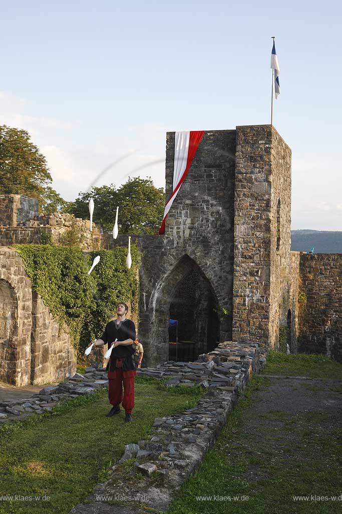 Blick auf Mittelalterliches Spectaculum bei der Schlossruine zu Arnsberg im Sauerland mit Sicht auf Jongleur der Gruppe Evil Flames vor der Burgruine