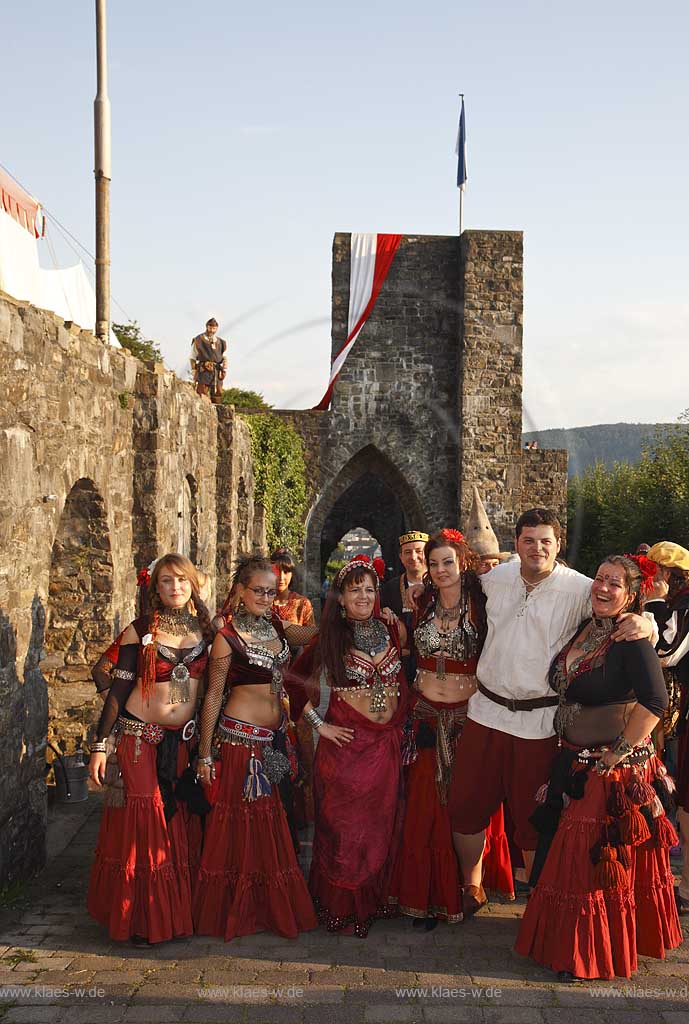 Blick auf Mittelalterliches Spectaculum bei der Schlossruine zu Arnsberg im Sauerland mit Sicht auf die Tanzgruppe Stamm Anissa vor der Burgruine