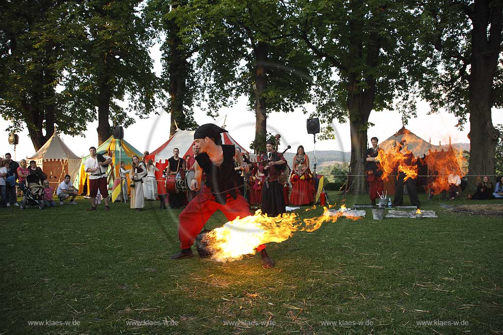 Blick auf Mittelalterliches Spectaculum bei der Schlossruine zu Arnsberg im Sauerland mit Sicht auf Feuerspektakel der Gruppe Evil Flames