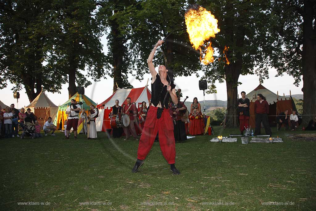 Blick auf Mittelalterliches Spectaculum bei der Schlossruine zu Arnsberg im Sauerland mit Sicht auf Feuerspektakel der Gruppe Evil Flames