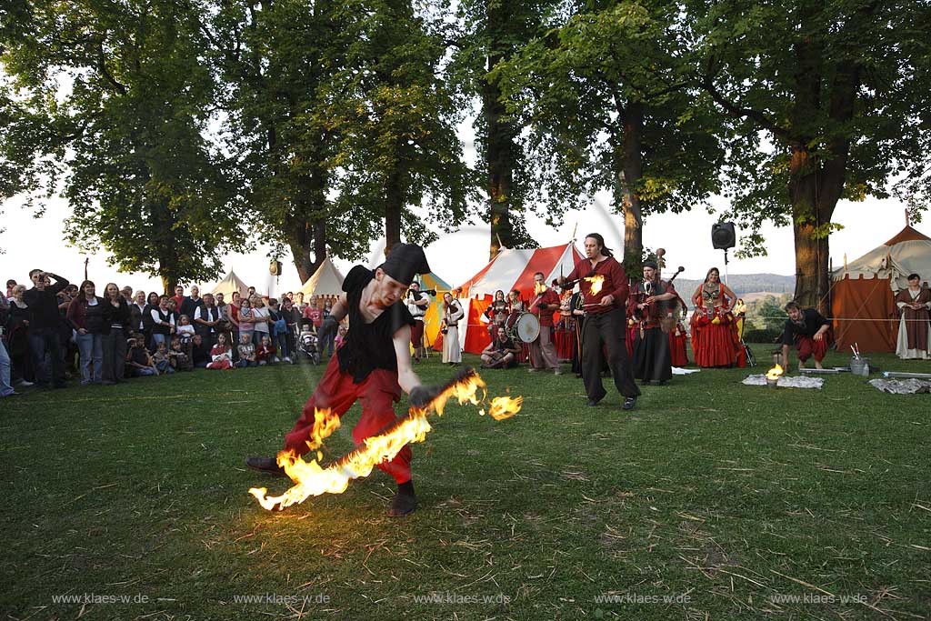 Blick auf Mittelalterliches Spectaculum bei der Schlossruine zu Arnsberg im Sauerland mit Sicht auf Feuerspektakel der Gruppe Evil Flames