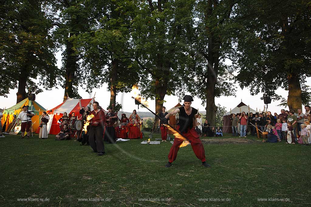 Blick auf Mittelalterliches Spectaculum bei der Schlossruine zu Arnsberg im Sauerland mit Sicht auf Feuerspektakel der Gruppe Evil Flames