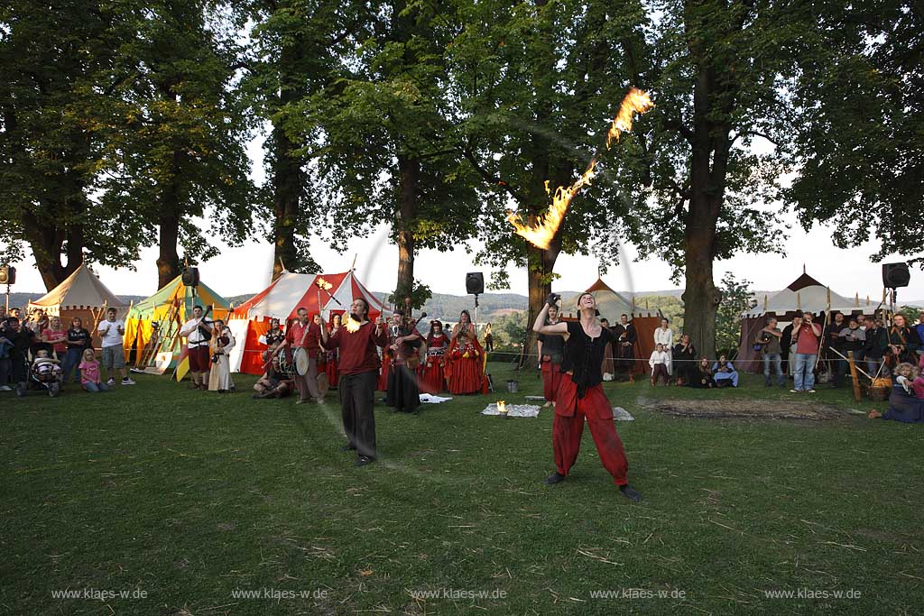 Blick auf Mittelalterliches Spectaculum bei der Schlossruine zu Arnsberg im Sauerland mit Sicht auf Feuerspektakel der Gruppe Evil Flames