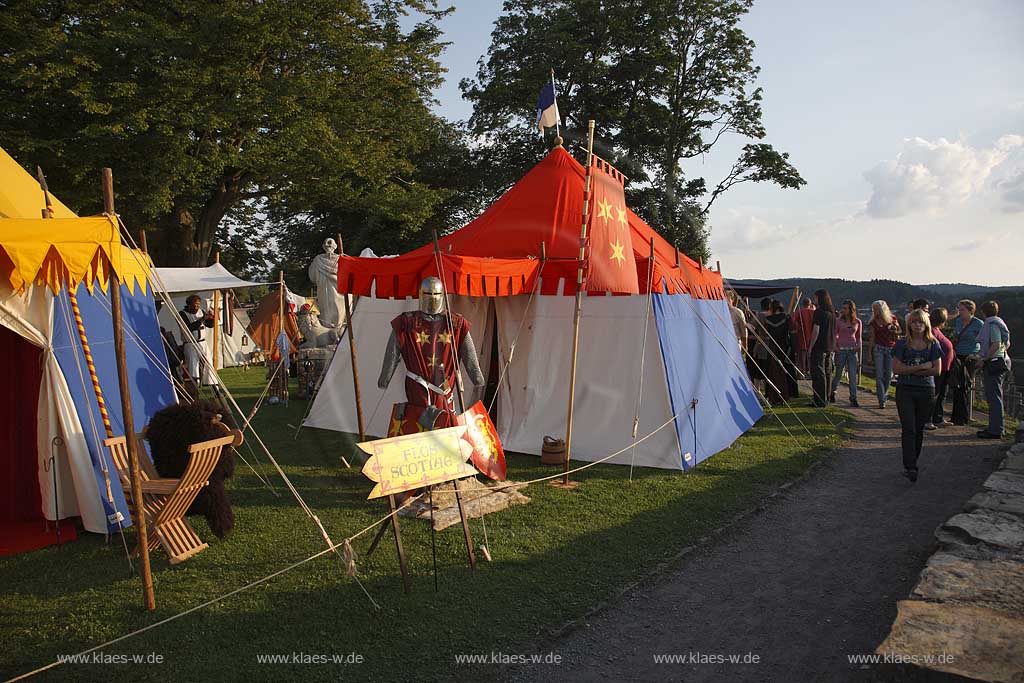 Blick auf Mittelalterliches Spectaculum bei der Schlossruine zu Arnsberg im Sauerland mit Sicht auf Heerlager der Ritterschaft Flos Scotiae und Besucher