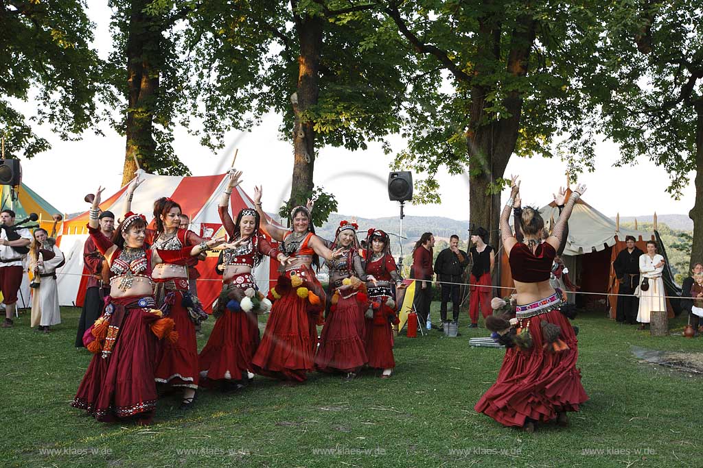 Blick auf Mittelalterliches Spectaculum bei der Schlossruine zu Arnsberg im Sauerland mit Sicht auf Tanzgruppe Stamm Anissa bei Orientalischer Tanzvorfuehrung