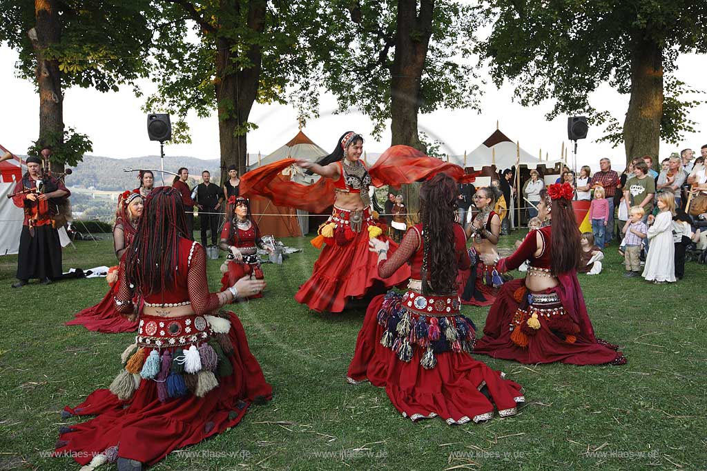 Blick auf Mittelalterliches Spectaculum bei der Schlossruine zu Arnsberg im Sauerland mit Sicht auf Tanzgruppe Stamm Anissa bei Orientalischer Tanzvorfuehrung