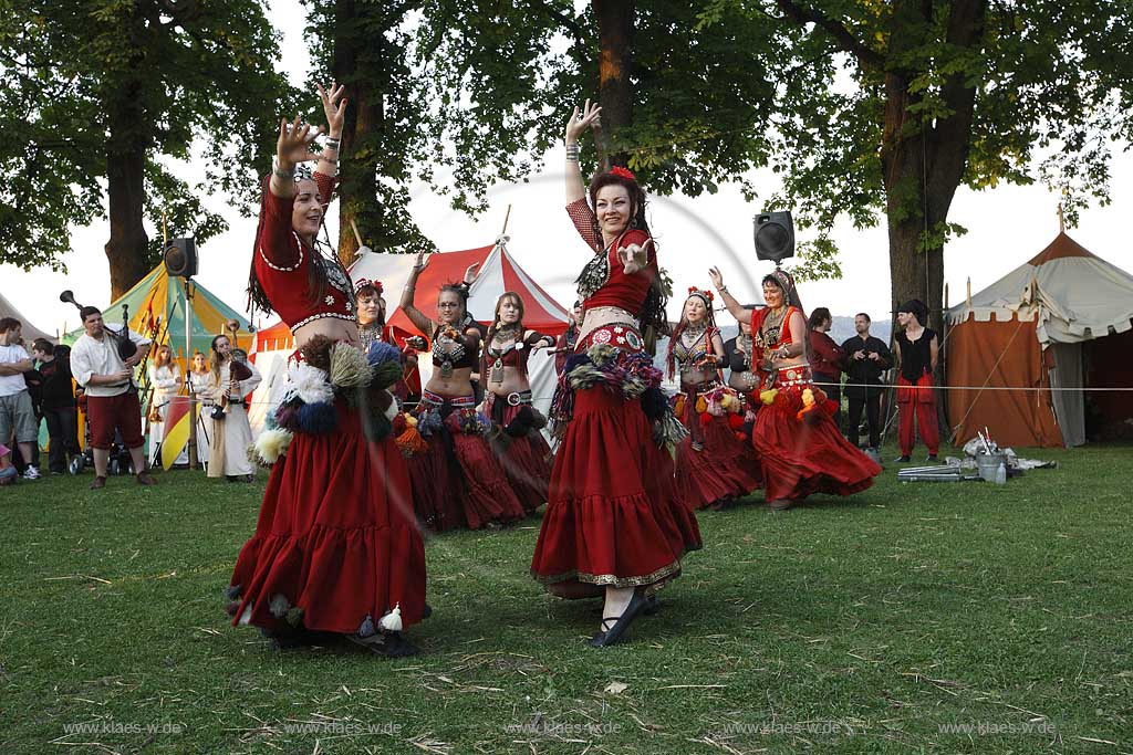 Blick auf Mittelalterliches Spectaculum bei der Schlossruine zu Arnsberg im Sauerland mit Sicht auf Tanzgruppe Stamm Anissa bei Orientalischer Tanzvorfuehrung