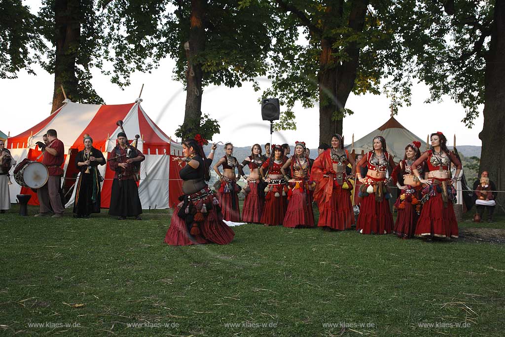 Blick auf Mittelalterliches Spectaculum bei der Schlossruine zu Arnsberg im Sauerland mit Sicht auf Tanzgruppe Stamm Anissa bei Orientalischer Tanzvorfuehrung