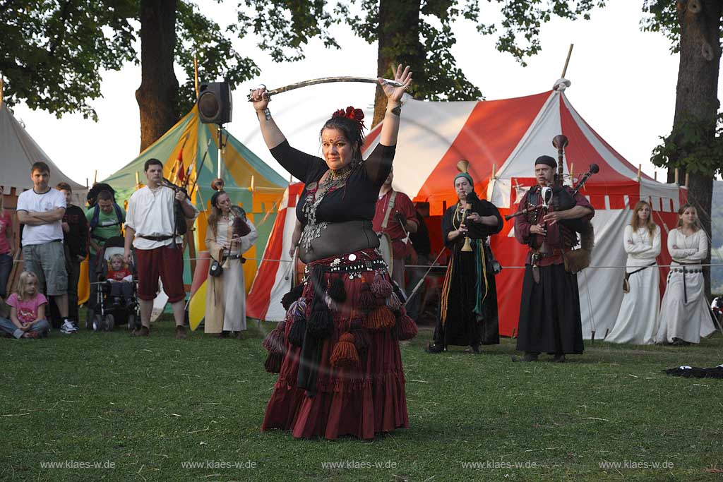 Blick auf Mittelalterliches Spectaculum bei der Schlossruine zu Arnsberg im Sauerland mit Sicht auf Tanzgruppe Stamm Anissa bei Orientalischer Tanzvorfuehrung