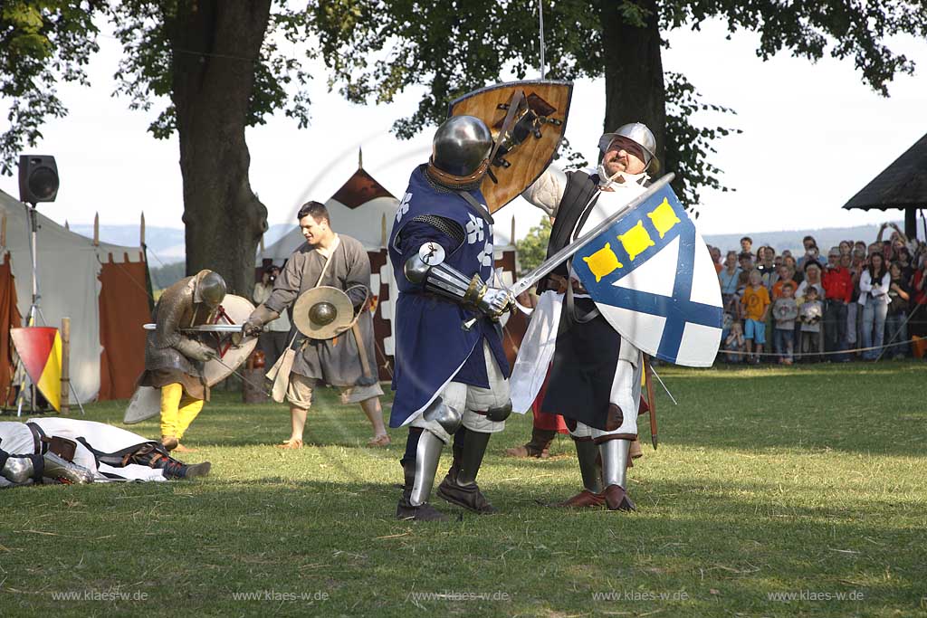 Blick auf Mittelalterliches Spectaculum, Ritterturnier bei der Schlossruine zu Arnsberg im Sauerland mit Sicht auf Schaukaempfe und Schauspiel der Ritterschaft Miles et Vanitas