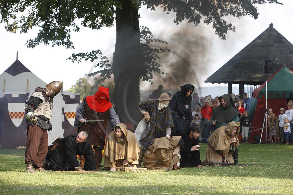 Blick auf Mittelalterliches Spectaculum, Ritterturnier bei der Schlossruine zu Arnsberg im Sauerland mit Sicht auf Schaukaempfe und Schauspiel der Ritterschaft Miles et Vanitas