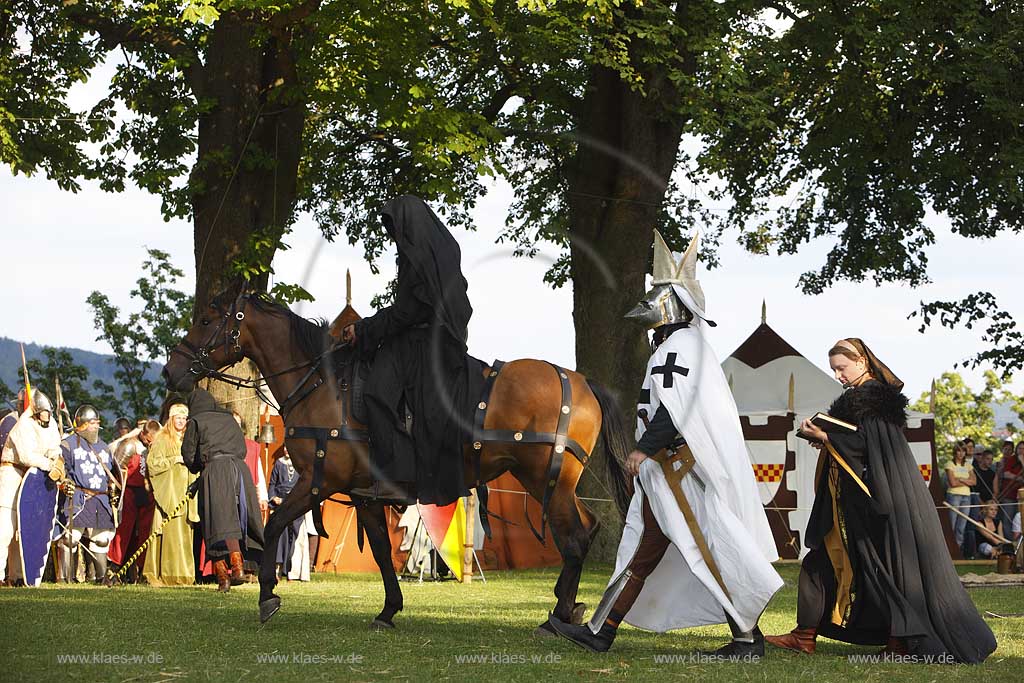 Blick auf Mittelalterliches Spectaculum, Ritterturnier bei der Schlossruine zu Arnsberg im Sauerland mit Sicht auf Schaukaempfe und Schauspiel der Ritterschaft Miles et Vanitas