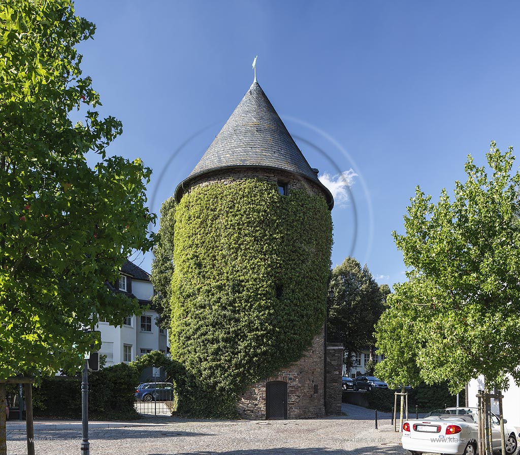 Attendorn, Blick auf den Bieketurm, ein Wehrturm, der zur ehemaligen Stadtbefestigung zaehlte; Attendorn, view to the tower Bieketurm.