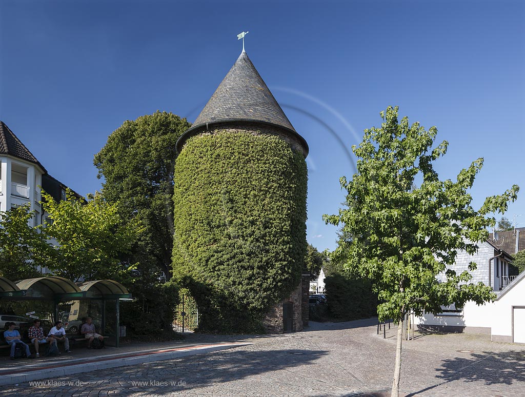 Attendorn, Blick auf den Bieketurm, ein Wehrturm, der zur ehemaligen Stadtbefestigung zaehlte; Attendorn, view to the tower Bieketurm.