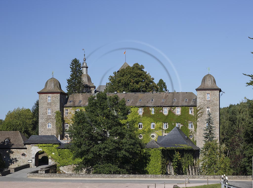 Attendorn, Burg Schnellenberg, heute gehoert sie zu den groessten erhaltenen Burganlagen Westfalens; Attendorn, castle Burg Schnellenberg.
