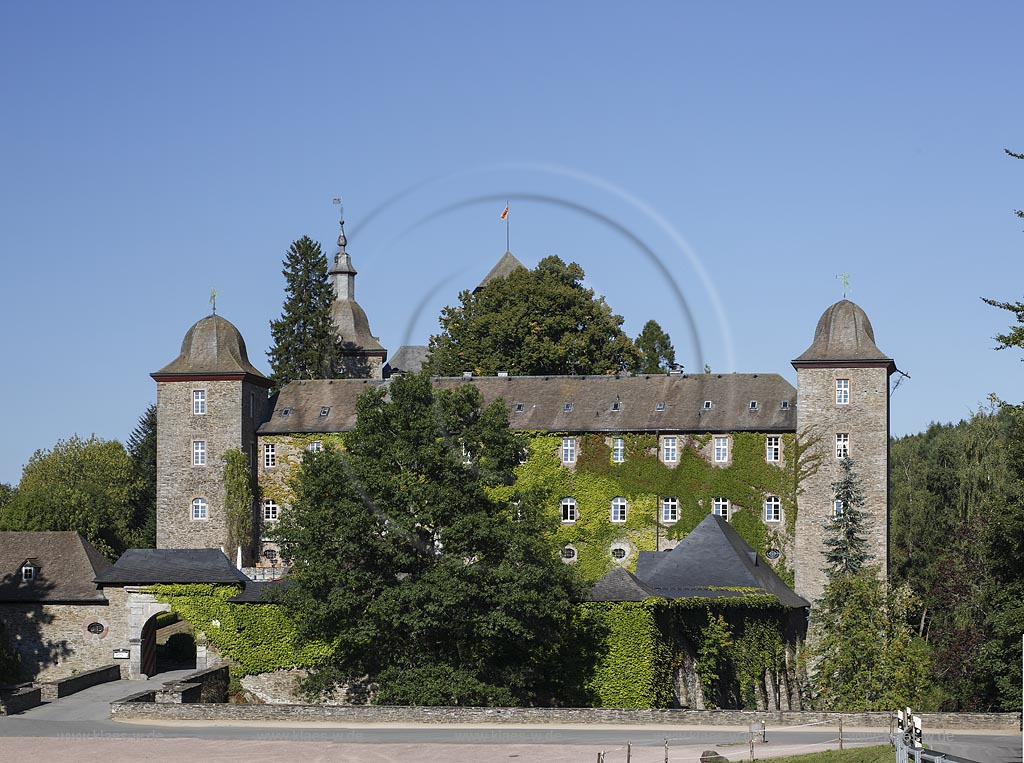 Attendorn, Burg Schnellenberg, heute gehoert sie zu den groessten erhaltenen Burganlagen Westfalens; Attendorn, castle Burg Schnellenberg.