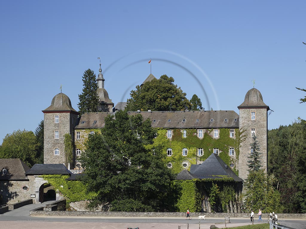 Attendorn, Burg Schnellenberg, heute gehoert sie zu den groessten erhaltenen Burganlagen Westfalens; Attendorn, castle Burg Schnellenberg.