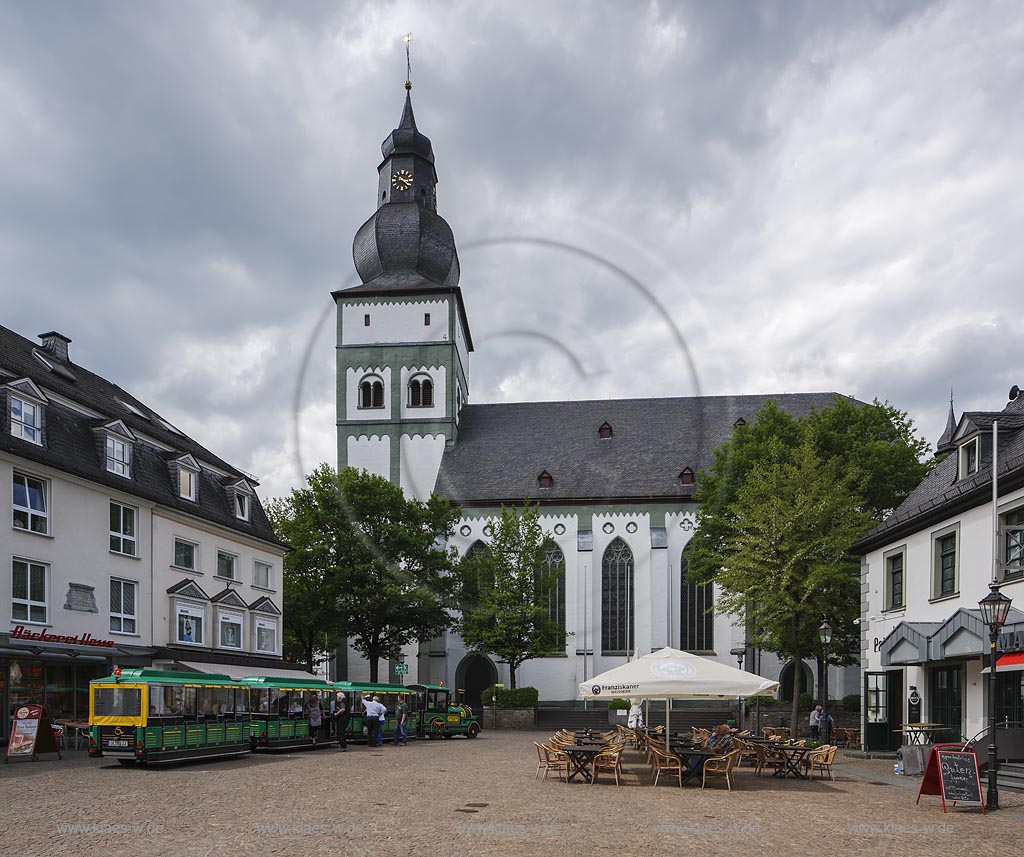 Attendorn, Pfarrkirche  St. Johannes Baptist, in der zweiten Haelfte des 14. Jahrhunderts errichtet, Touristenbahn Biggolino; Attendorn, parish church St. Johannes Baptist and a small train called Biggolino.